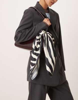 Mango - Taschenschal aus Satin mit Zebramuster-Schwarz