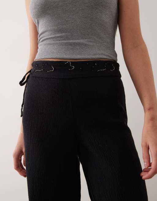 Mango Teen bukser med foldover-talje og broderidetalje i sort, 3 af 5