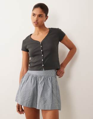 Mango - Teen - Durchgeknöpftes T-Shirt in Anthrazit mit V-Ausschnitt-Grau