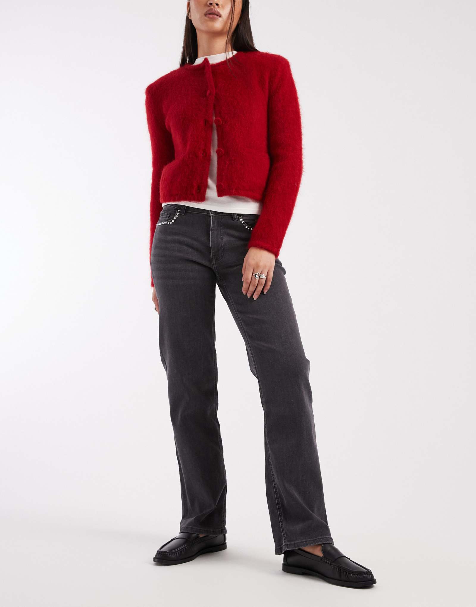 Подростковые джинсы прямого кроя Mango с карманом-заклепкой черного цвета, выполненные в стираном виде 