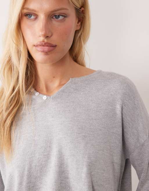 Mango Teen Strickoberteil mit V-Ausschnitt, Knopfdetail und langen Ärmeln in Grau, 3 von 4