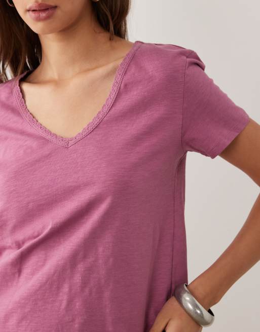 Mango Teen T-shirt med v-hals og blondedetalje i pink, 4 af 4