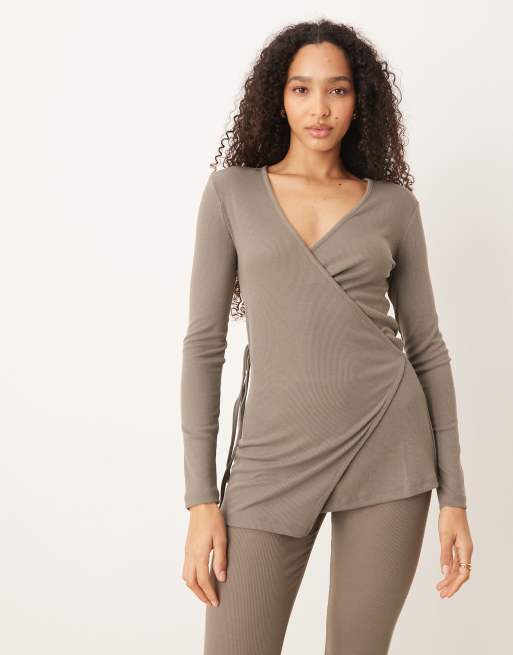 Mango - Top del pigiama a maniche lunghe a portafoglio in maglia a coste color fungo