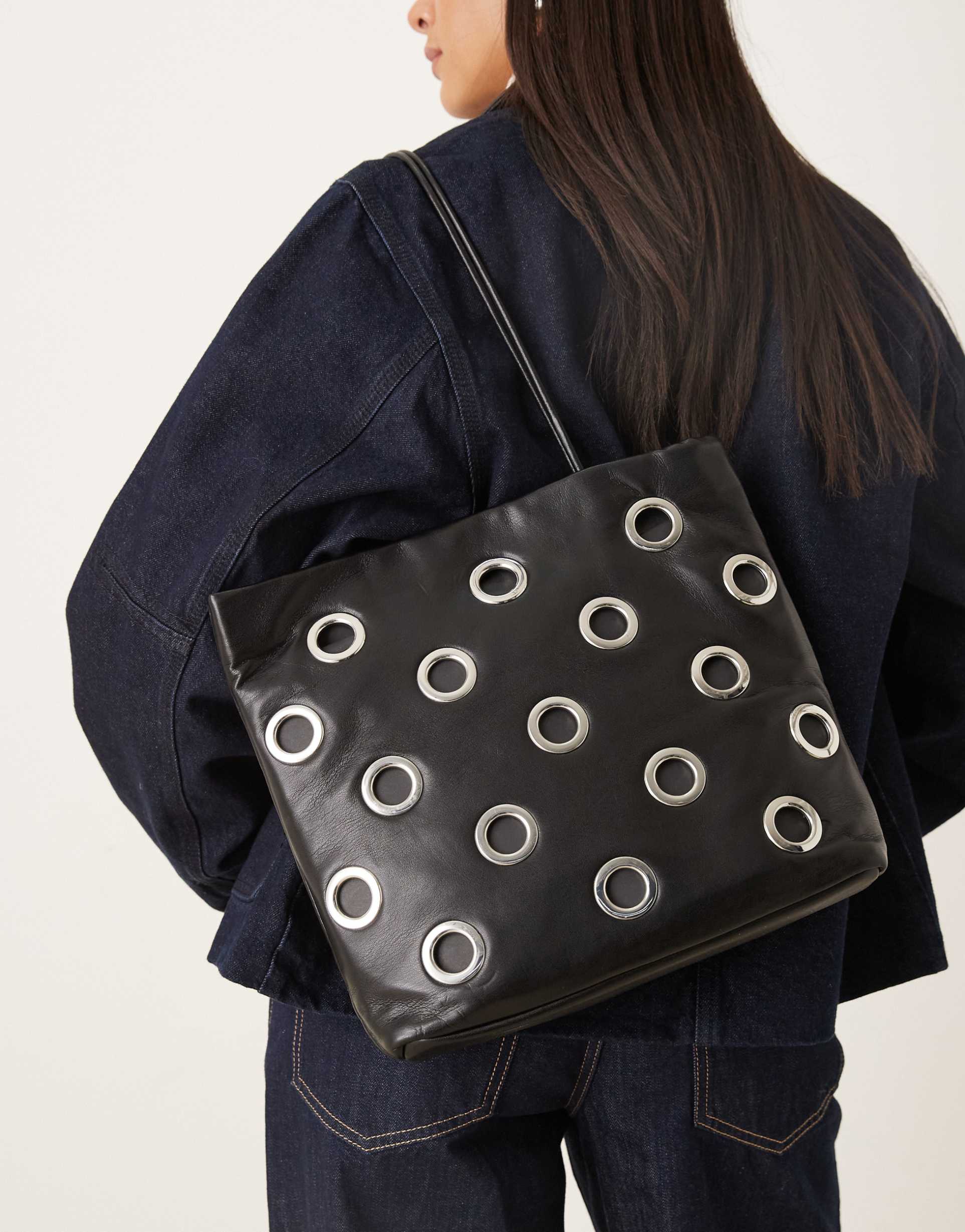 mango tote bag with grommets in black
