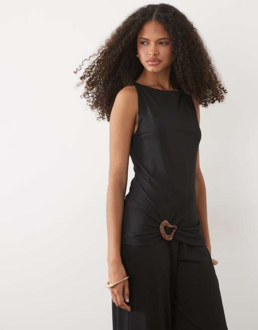 Mango - Tuta jumpsuit senza maniche nera con scollo a barchetta e dettagli in metallo