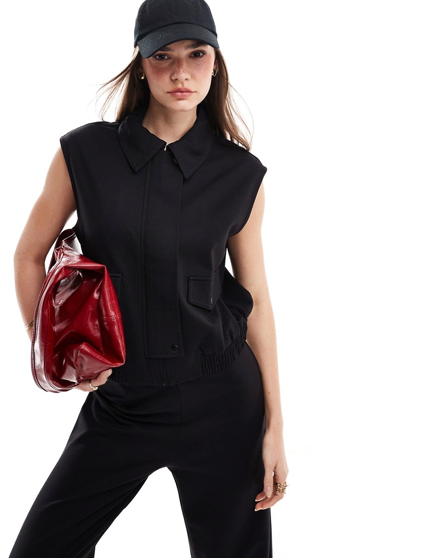 utility vest in black - part of a set