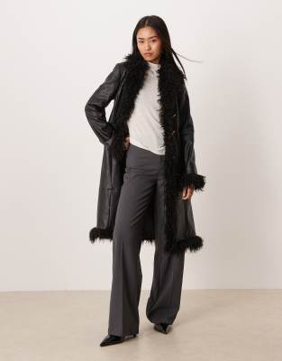 Mango - Veste longue en similicuir à bordures pelucheuses contrastantes - Noir