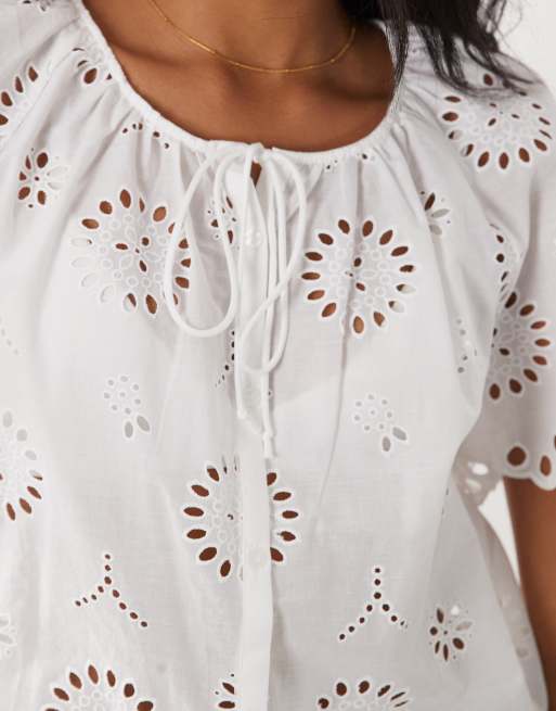 Mango – Vit, broderad blus i 100% bomull med knytning framtill, 3 av 4