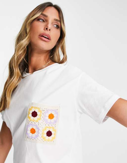 Mango – Vit t-shirt med ficka och virkad blomma, 3 av 4