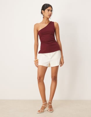 Mango – Vita, figursydda shorts med veck framtill - view 1