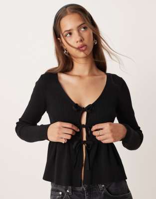 Mango - Vorne gebundene Strickjacke in Schwarz mit Schößchensaum