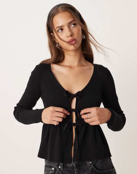 Mango – Vorne gebundene Strickjacke in Schwarz mit Schößchensaum - view 1
