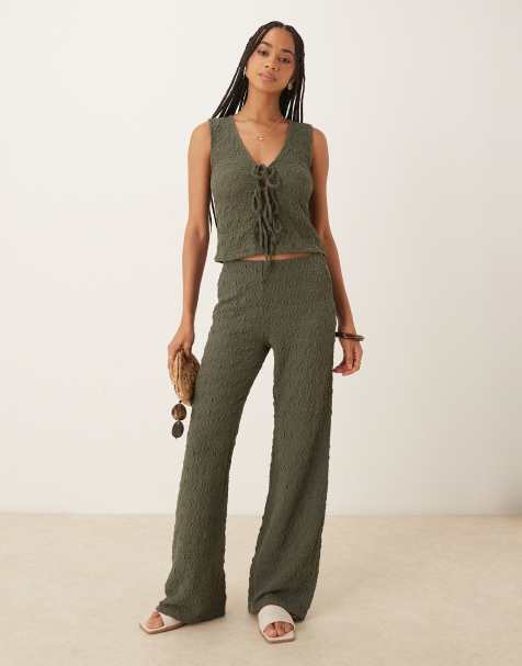 Mango – Weste mit gebundener Vorderseite und weit geschnittener Hose in Khaki mit Knitterstruktur - view 1