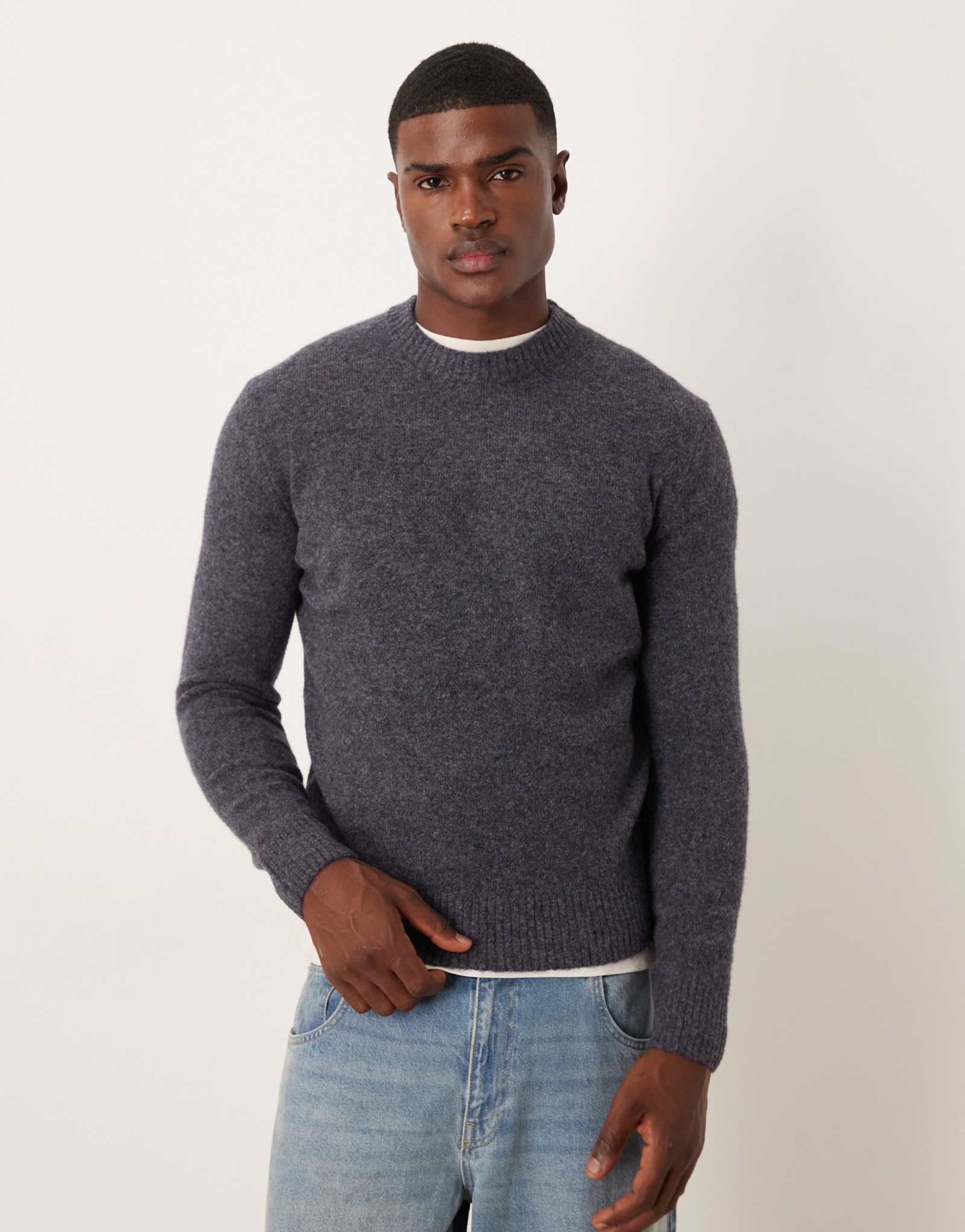 Вязаный свитер с круглым вырезом из смеси шерсти манго темно-синего цвета