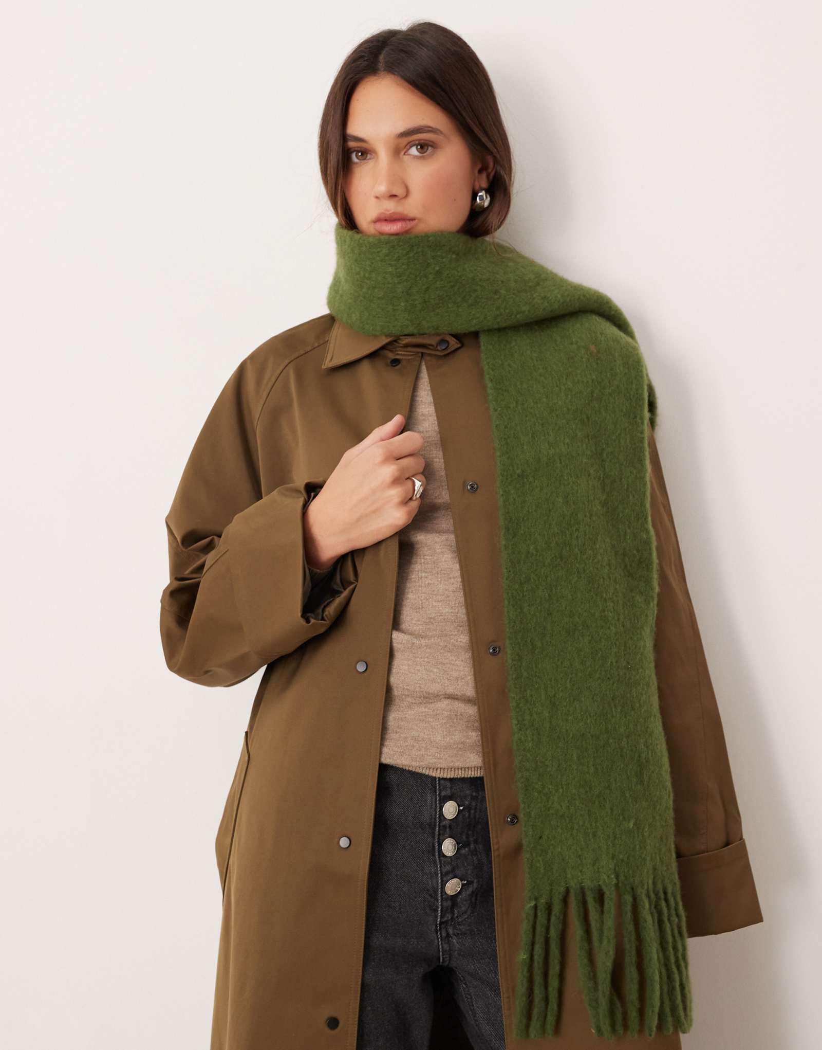 Шарф из смеси шерсти манго с кисточками цвета хаки