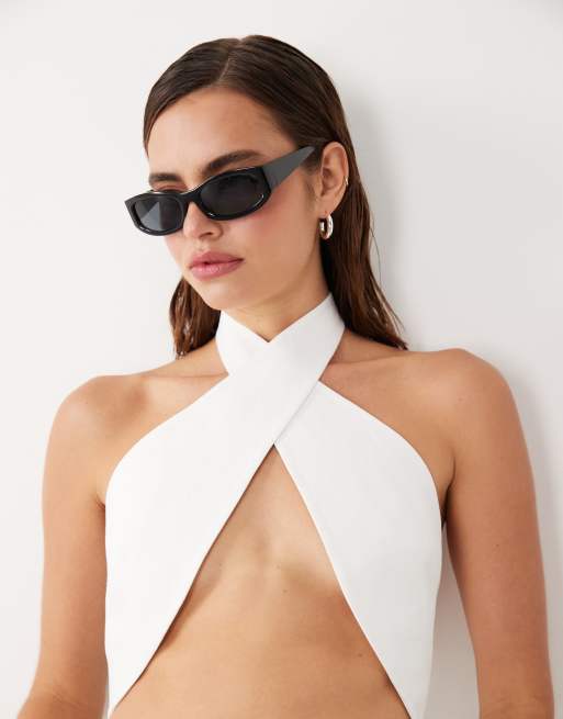 Mango x Hailey Bieber – Biały zestaw: top ze skrzyżowanym dekoltem typu halter i dopasowane spodnie z prostymi nogawkami i zakładkami z przodu, 3 z 3