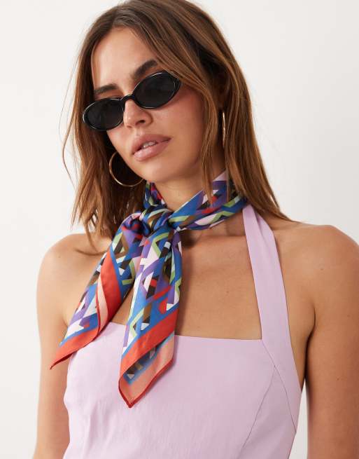 Mango x Hailey Bieber – Niebiesko-czerwona apaszka w geometryczny wzór, 2 z 3