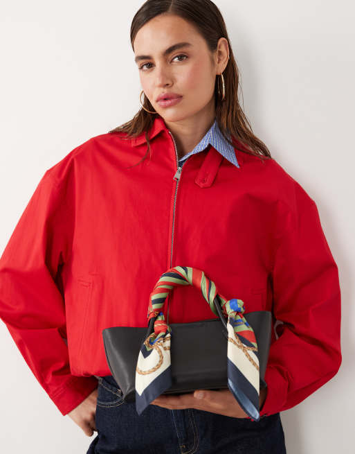 Mango x Hailey Bieber – Röd- och blårandig väskscarf, 3 av 4