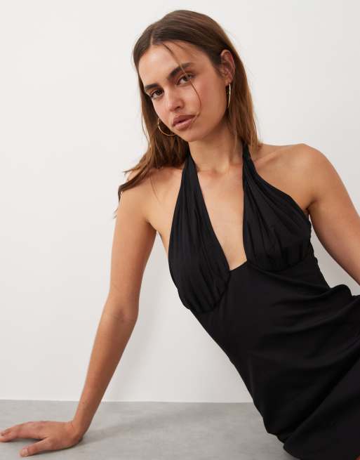 Mango x Hailey Bieber – Svart miniklänning med halterneck och snurrad knut framtill, 3 av 4