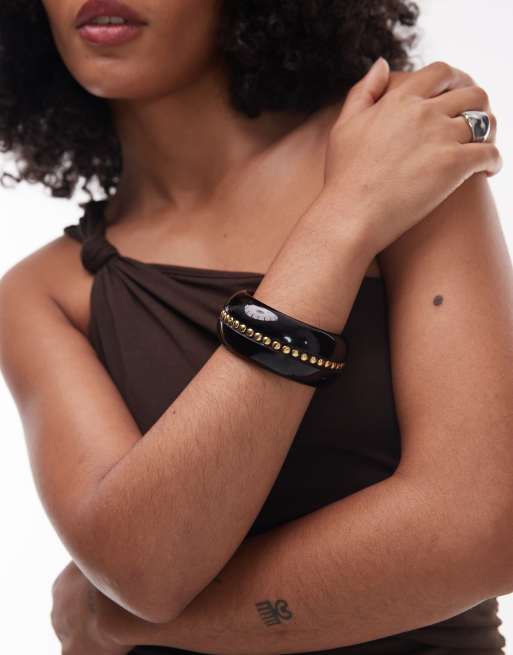 Mango x Kaia Gerber - Bracciale rigido nero e color oro con borchie