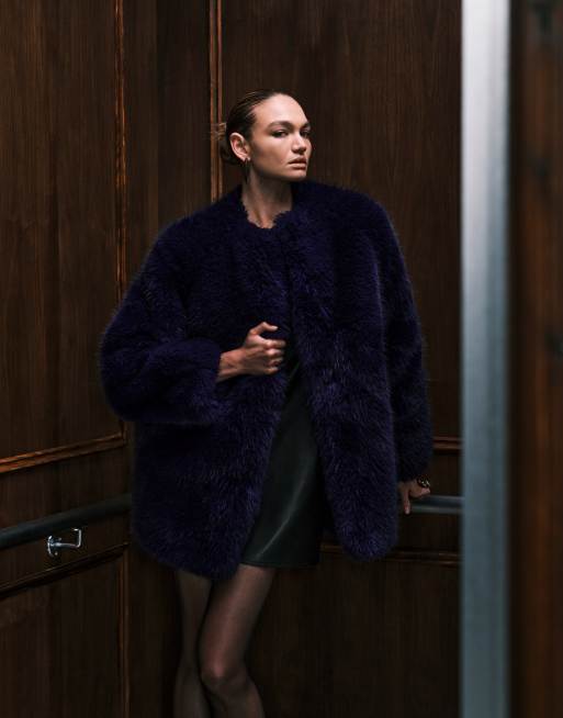 Mango x Kaia Gerber – Granatowa kurtka bez kołnierza ze sztucznego futra, 2 z 4