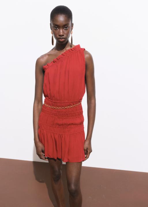 Mango x Kaia Gerber - Vestito monospalla arricciato rosso scuro con catena color oro