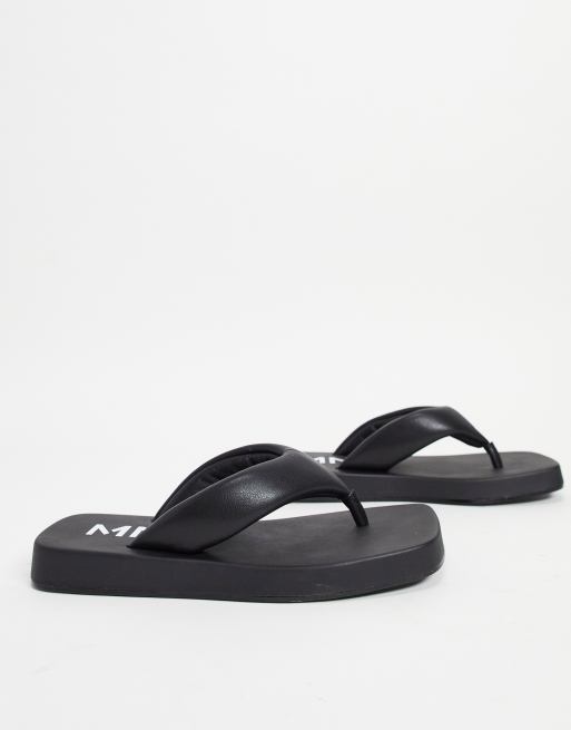 Mango – Zehenstegsandalen mit dicker Sohle in Schwarz