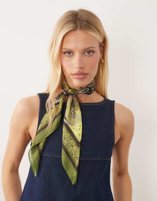 Mango – Zielona apaszka z nadrukiem w stylu vintage