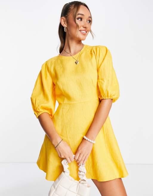 Mango – Żółta sukienka mini z odkrytymi plecami i wiązaniem