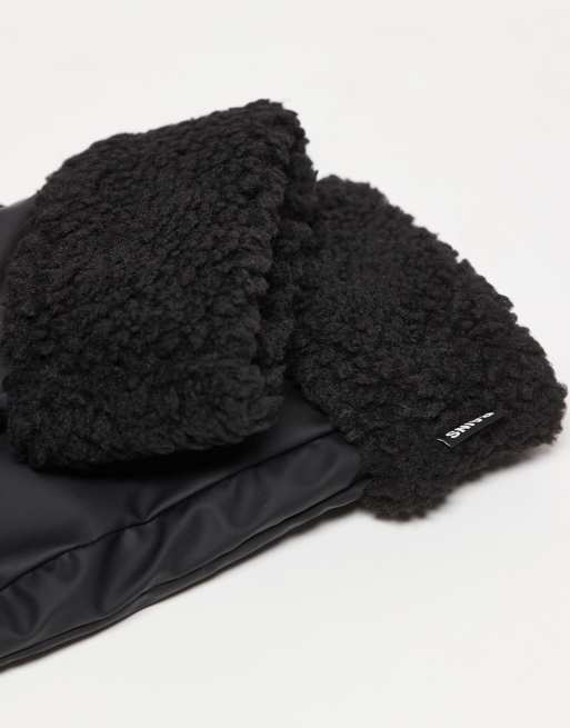 Manoplas negras acolchadas impermeables de felpa 21640 de Rains, 2 de 3