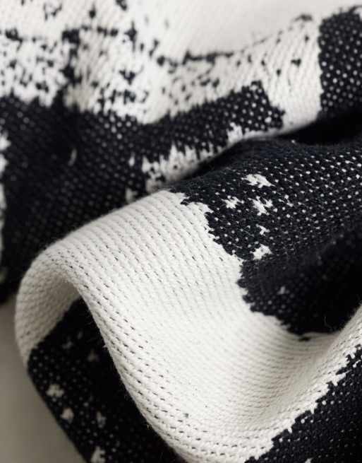 Manta negra y blanca con estampado tipográfico de Carhartt WIP, 2 de 3