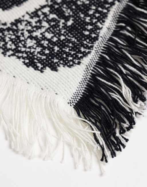 Manta negra y blanca con estampado tipográfico de Carhartt WIP, 3 de 3
