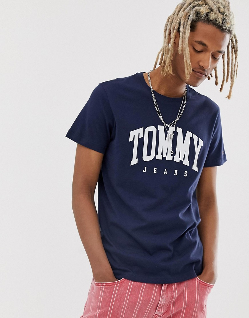 Marineblå t-shirt med essential college-logo på brystet fra Tommy Jeans