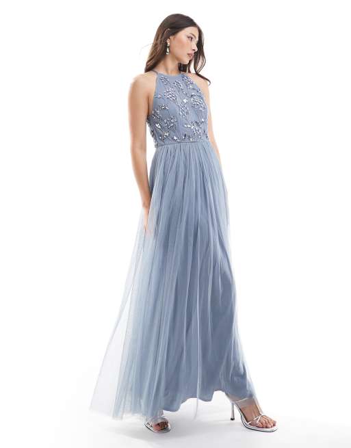 Maya – Brautjungfer – Neckholder-Maxikleid in Staubblau mit Blumenverzierung