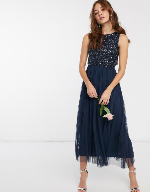 Maya Bridesmaid - Mouwloze mid-axi bruidsmeisjesjurk met tule en bovenlaag van delicate lovertjes in dezelfde kleurschakering in marineblauw