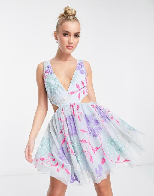 Maya – Minikleid in Blau mit Blumenverzierung