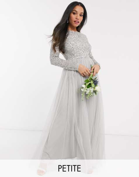 Maya Petite – Bridesmaid – Langärmliges Maxi-Tüllkleid mit V-Ausschnitt hinten und farblich passenden, filigranen Pailletten in Grau