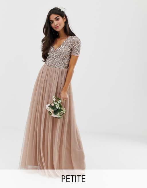 Maya Petite - Vestito lungo da damigella in tulle grigio cipria con scollo a V e delicate paillettes tono su tono