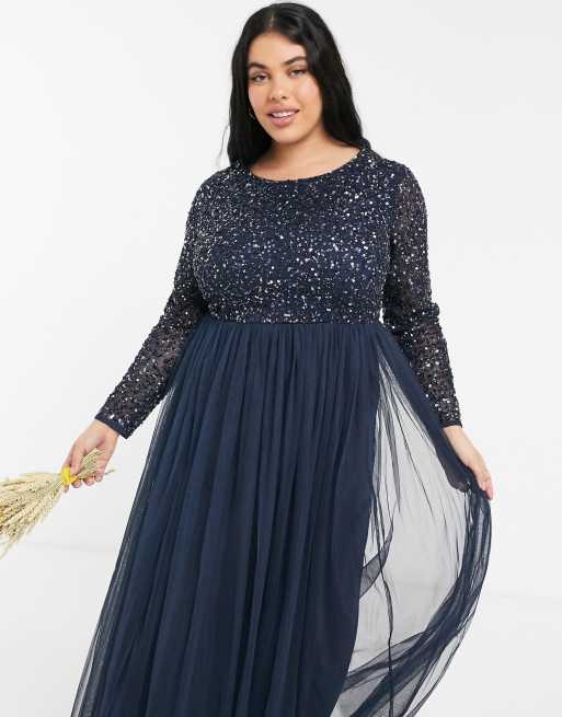 Maya Plus Bridesmaid - langærmet maxikjole med tyl i mørkeblå med delikate tonede pailletter, 3 af 4