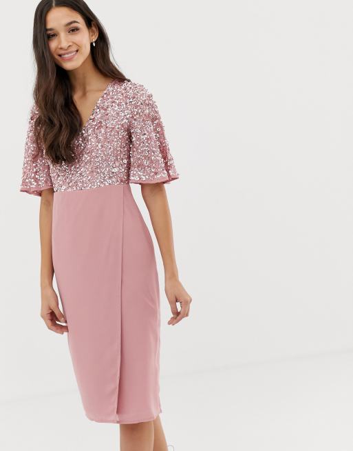 Maya – Różowa sukienka ołówkowa o długości midi ze zwiewnymi rękawami i górą zdobioną cekinami