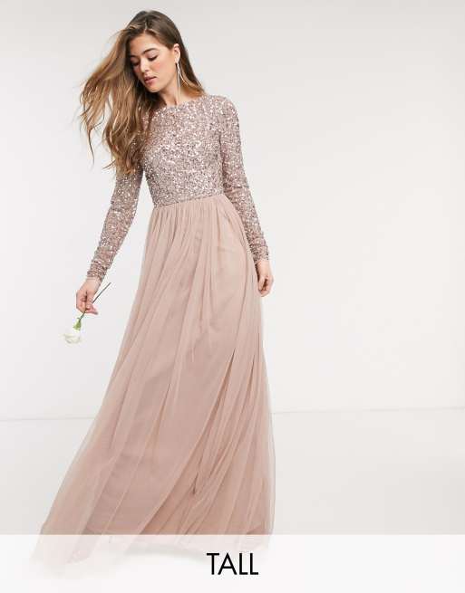 Maya Tall Bridesmaid Langarmliges Maxi Tullkleid mit V Ausschnitt hinten und zarter Pailletten Oberlage in Taupe Hellrot ASOS