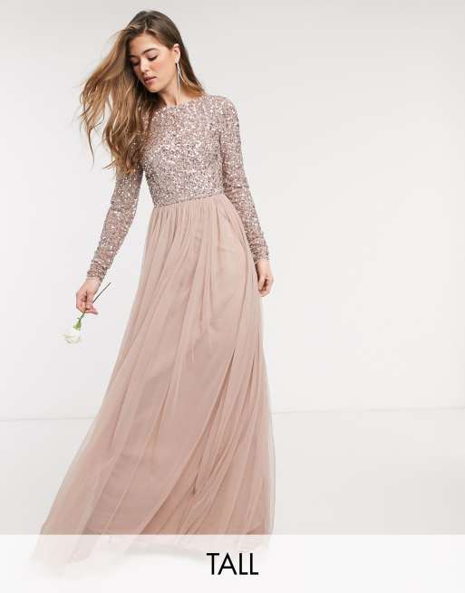 Maya Tall - Lange tule jurk voor bruidsmeisjes met lange mouwen, V-rug en bovenlaag van verfijnde lovertjes in dezelfde kleurschakering in taupe