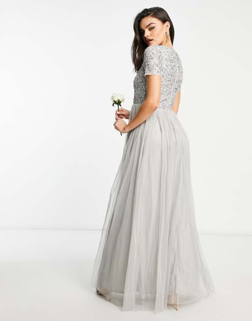 Maya - Vestito lungo da damigella a maniche corte con scollo a V e delicate paillettes grigio tenue, 2 di 4