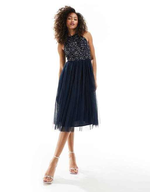 Maya - Vestito midi da damigella allacciato al collo in tulle blu navy con delicate paillettes tono su tono
