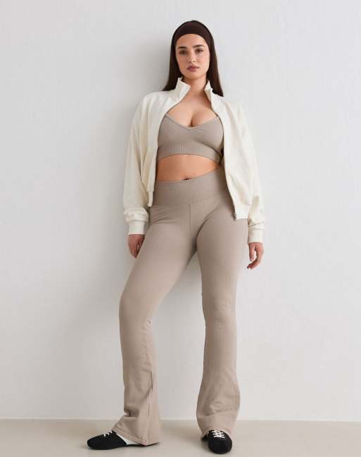 Medias color arcilla oscuro de corte acampanado sin costuras de canalé de Aim'n