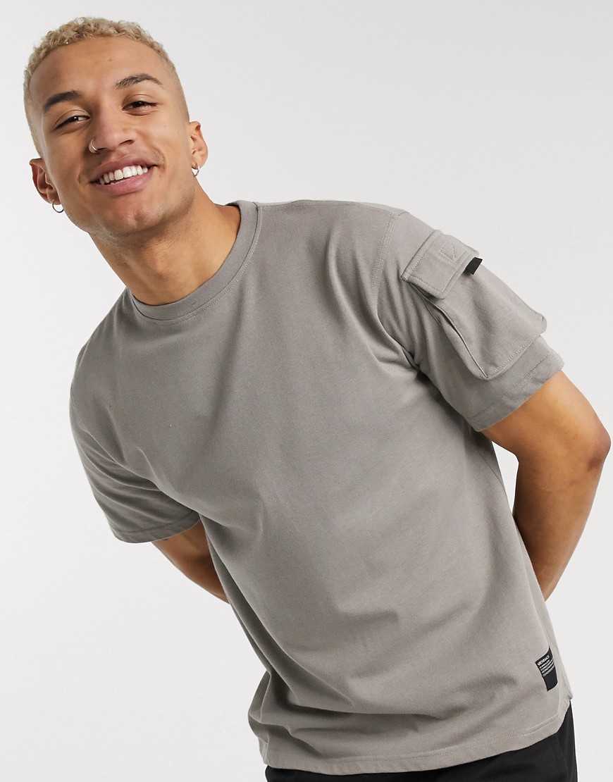 Mennace – Beige t-shirt med MA1-ficka i cargostil-Sandfärgad