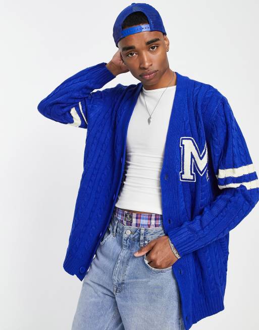 Mennace - Gebreid vest in collegestijl in blauw met gebroken witte borduursel