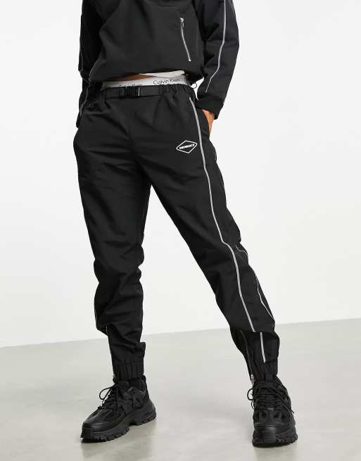 Mennace - Joggers in nylon neri con profili riflettenti in coordinato, 2 di 4