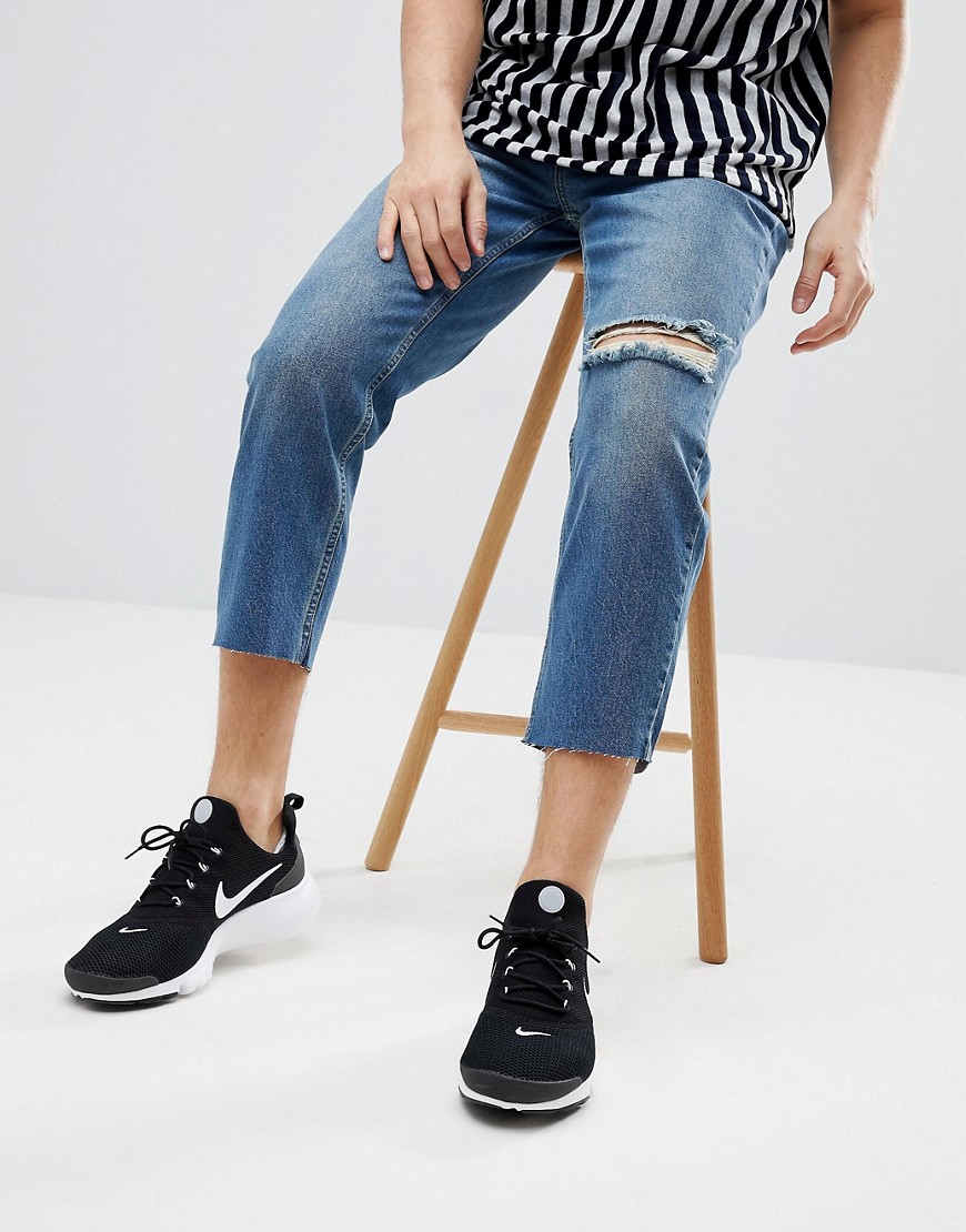 Mennace – Mellanblåa avsmalnande jeans med slitna knäpartier
