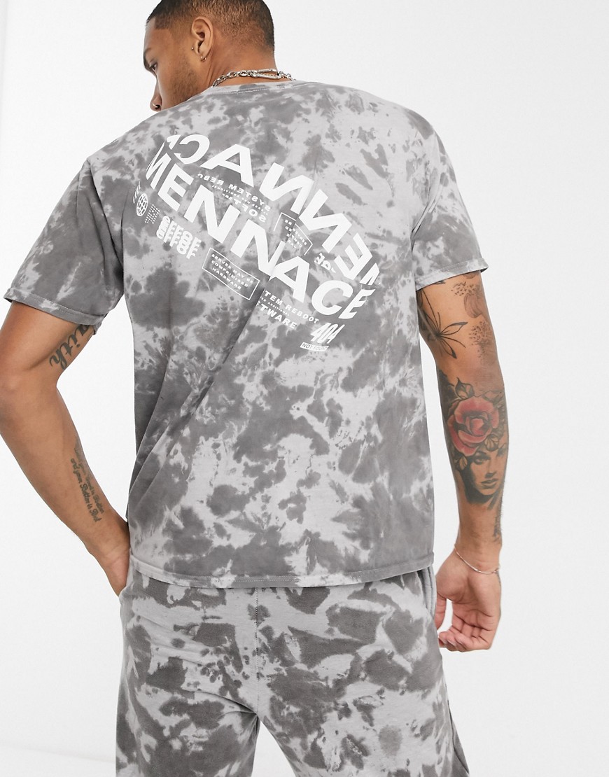 Mennace – Svart t-shirt med batikmönster och roterat tryck bak